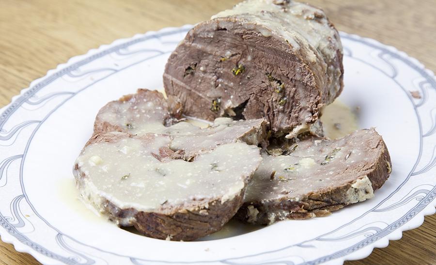 Свинина, тушеная с молоком и травами