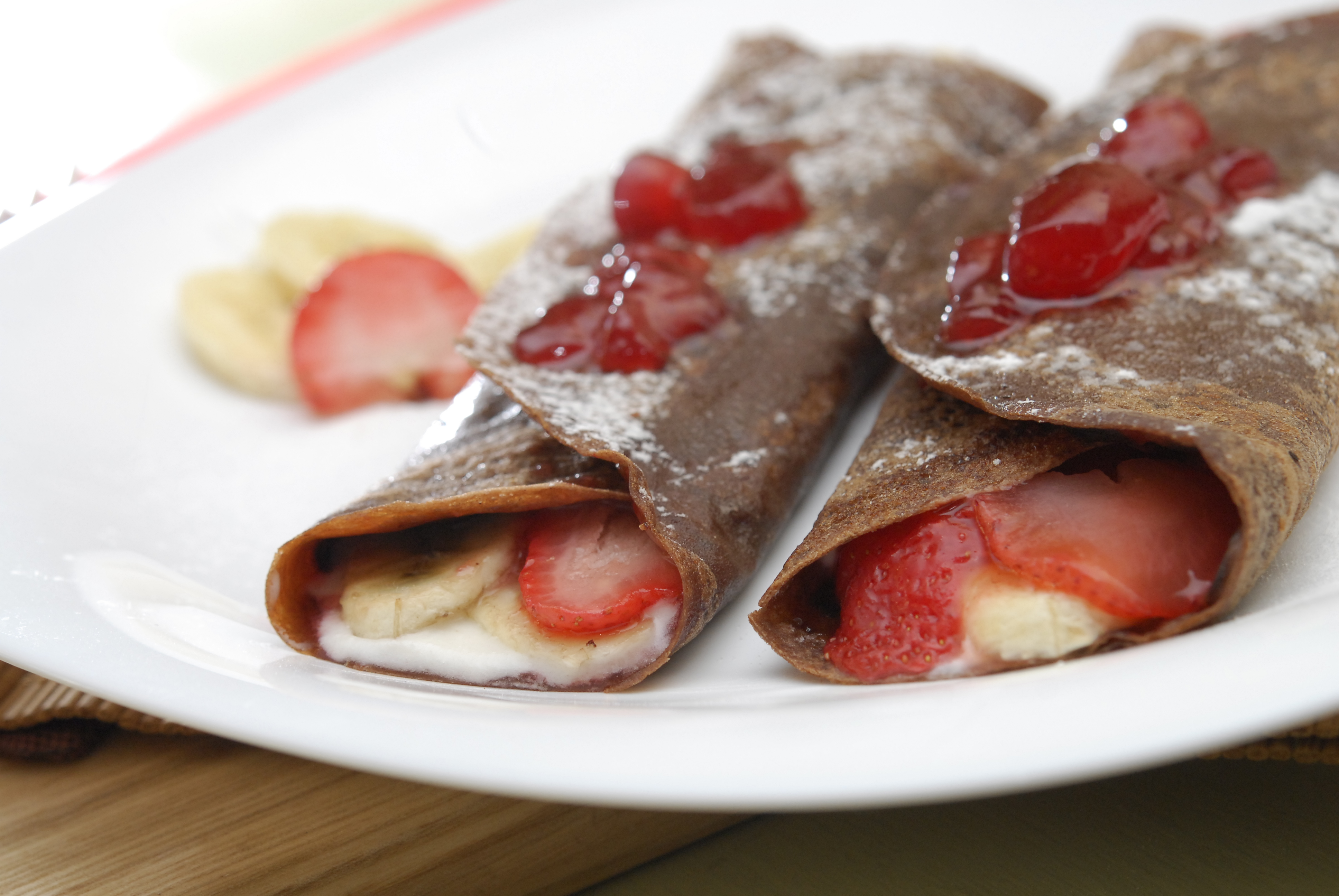 Шоколадные блинчики с бананом, клубникой и сливками