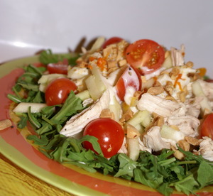 Салат из индейки с яблоками и кукурузой