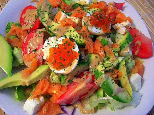 Салат с лососем и икрой