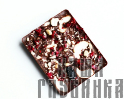 Молочный веганский шоколад с малиной,кешью и изюмом