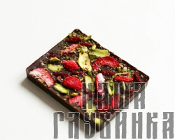 Молочный веганский шоколад с малиной, фисташкой,изюмом и ягодой годжи