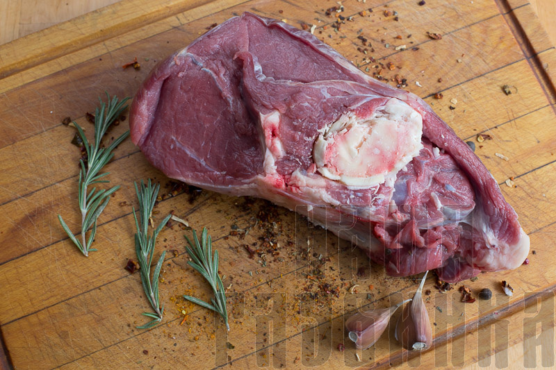 Хотите купить лопатку говядины. Доставим по Москве охлажденным с фермы.